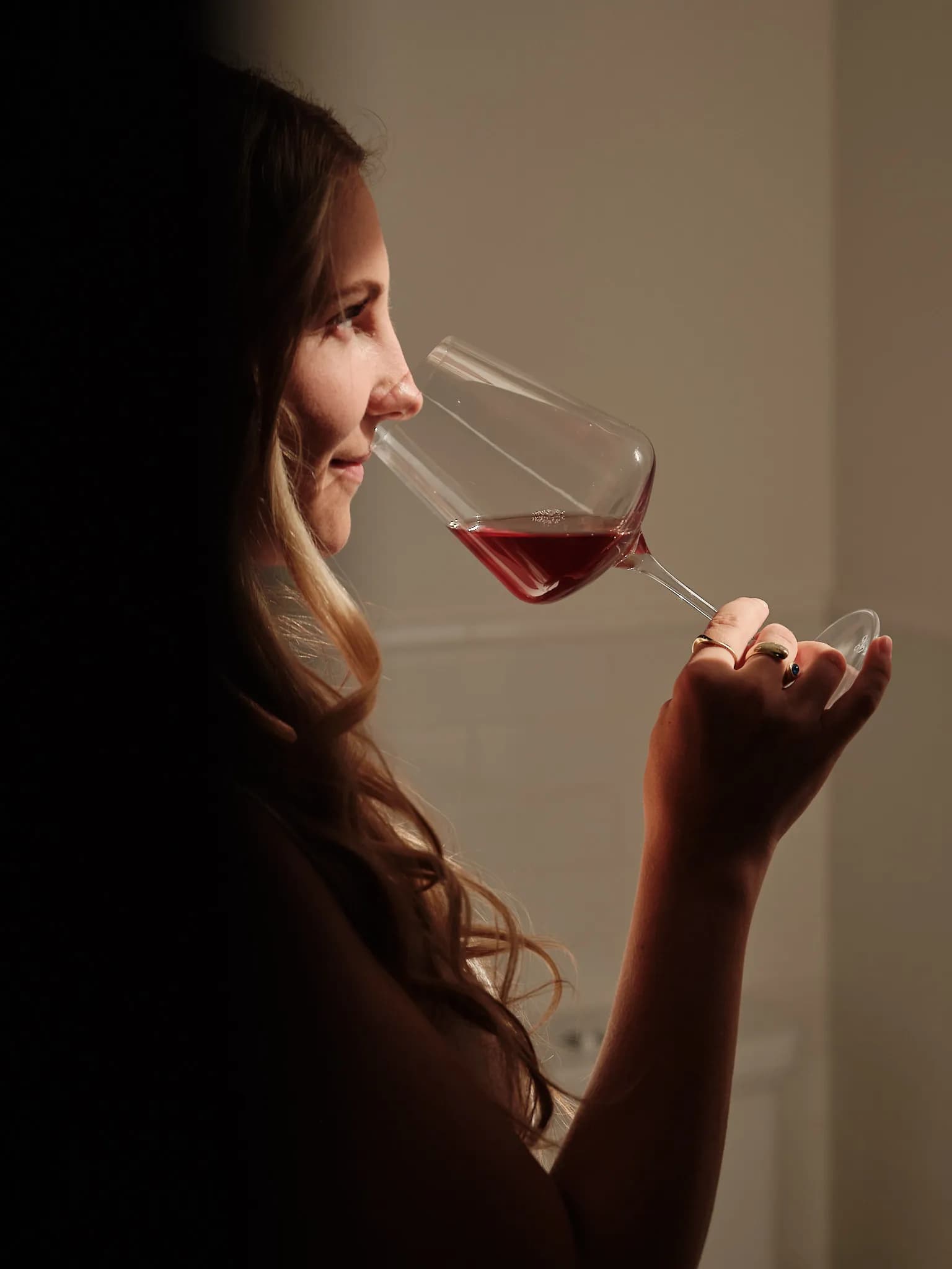 Rosa Besler verkostet ein Glas Rotwein im Profil
