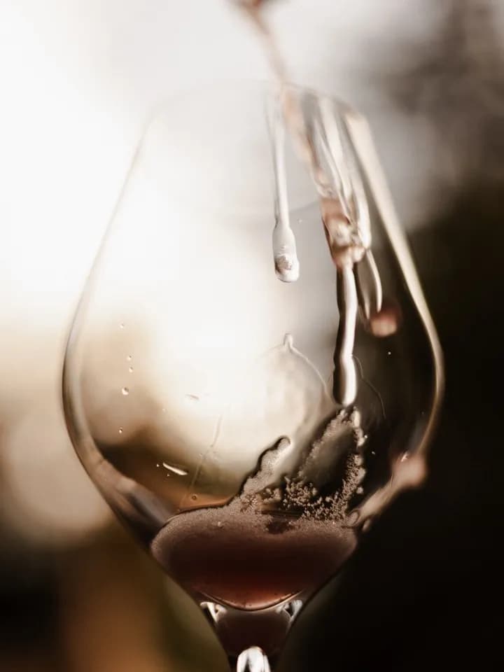 Rotwein wird ins Glas geschenkt