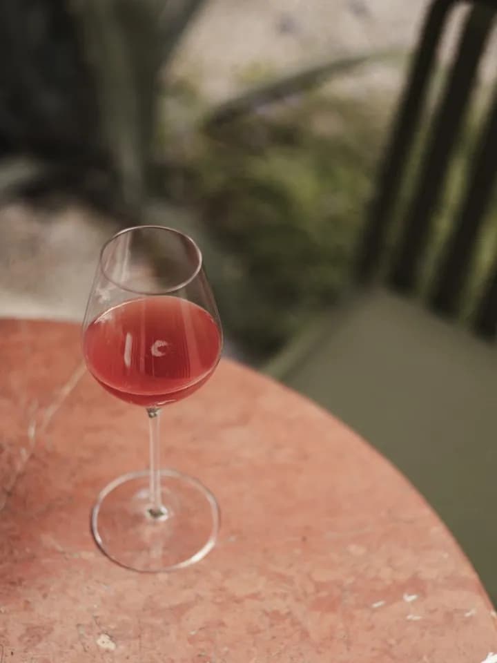 Glas Roséwein auf einem Terrakotta-Tisch