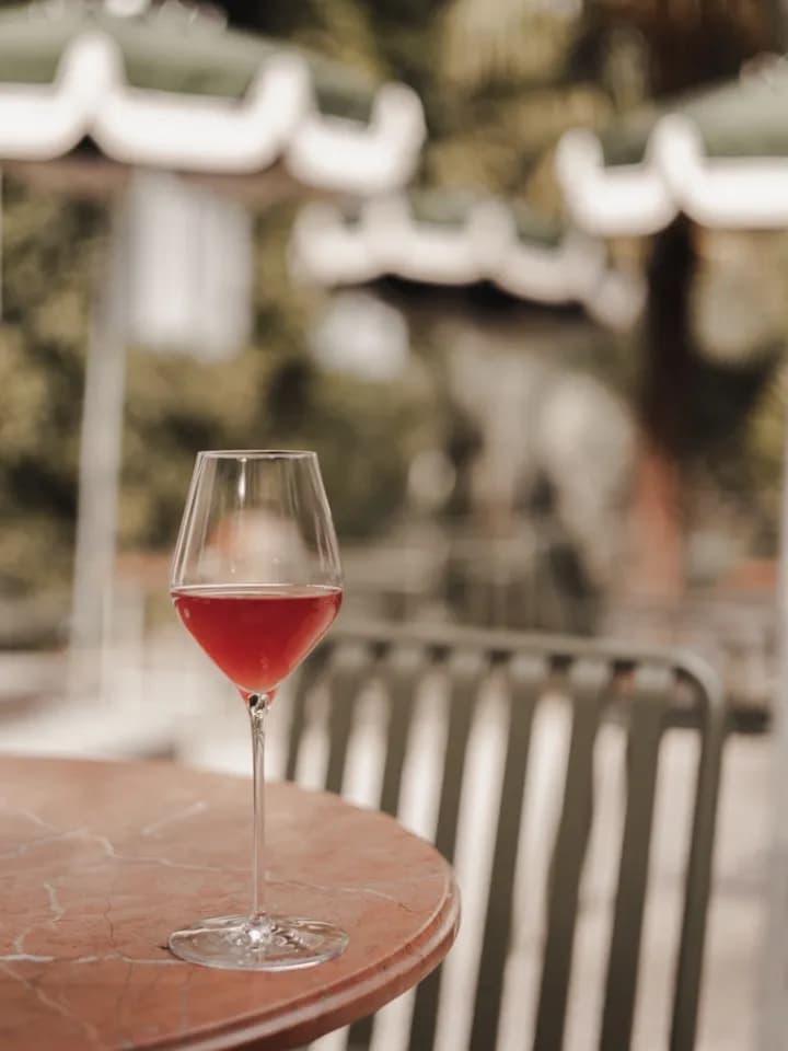 Glas Roséwein auf einem Café-Tisch