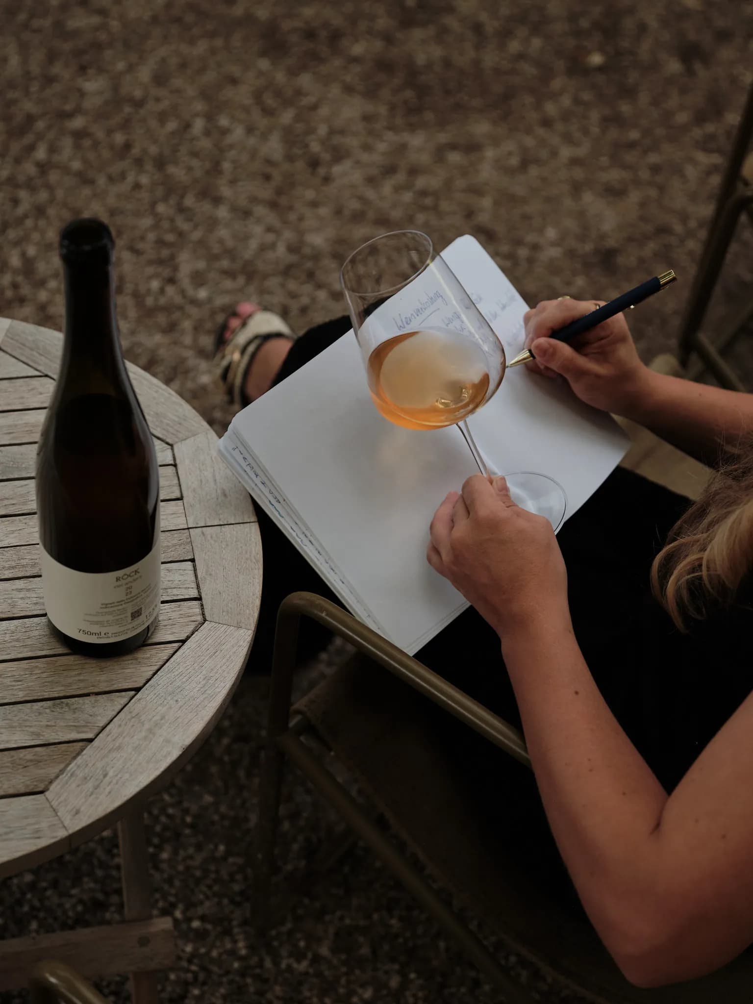 Notizen neben einem Glas Wein